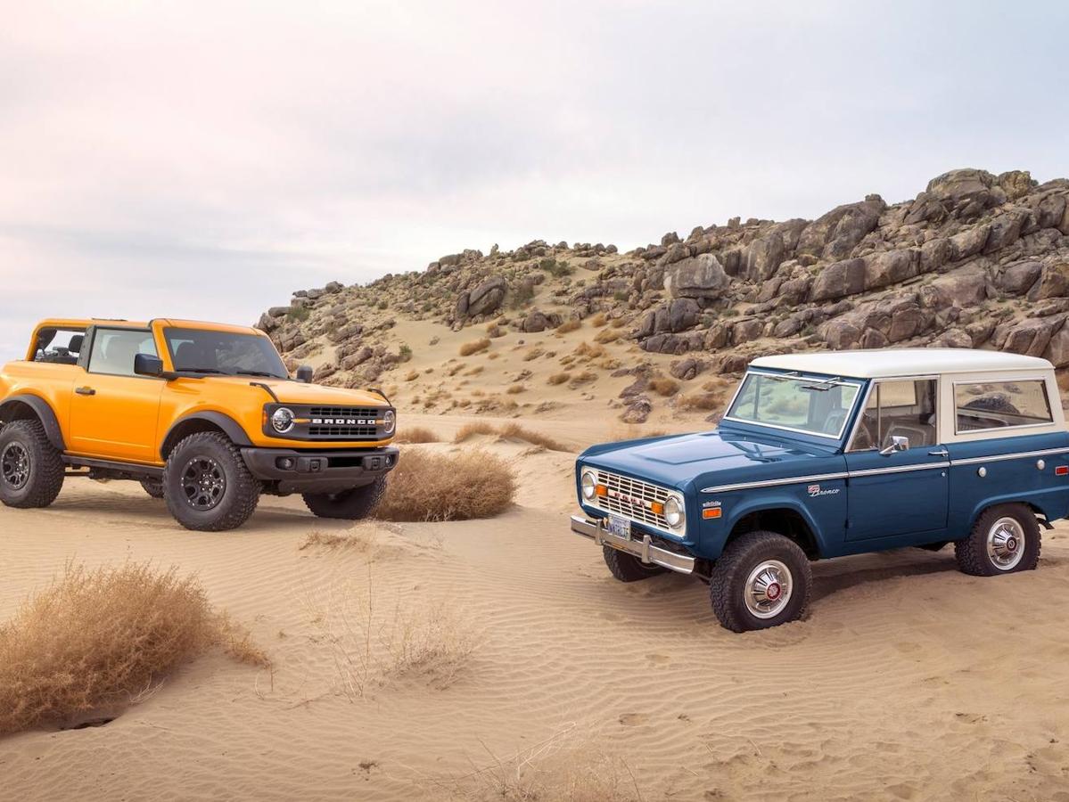 Ford Bronco 2 puertas junto al Bronco de 1966