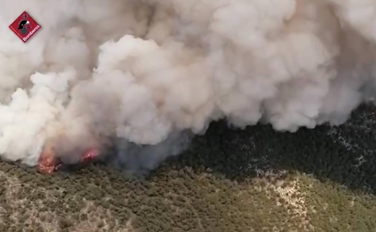 El incendio de Monóvar arrasa 120 hectáreas y sigue sin estar controlado