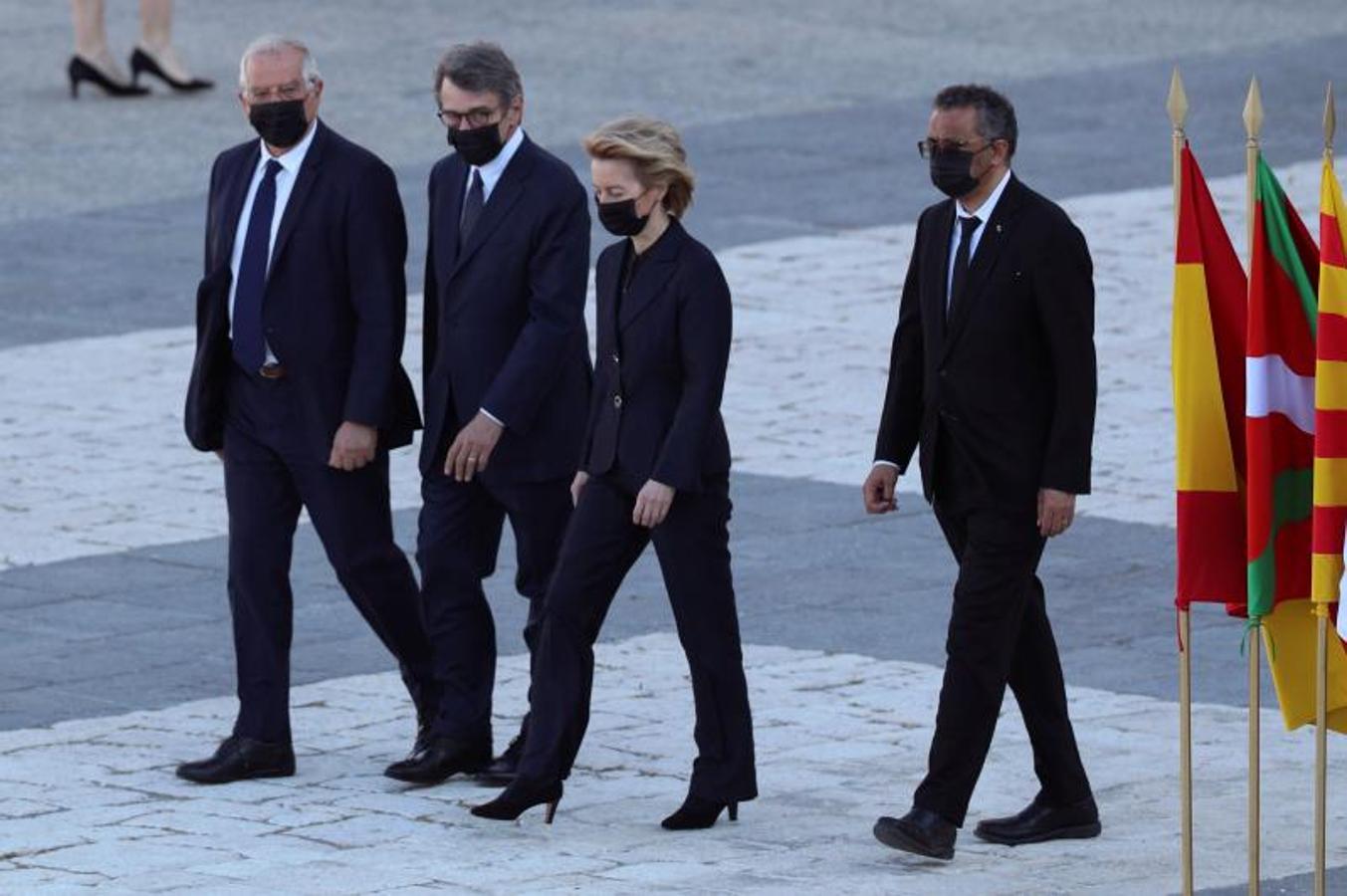 El Alto Representante para la Política Exterior y de Seguridad, Josep Borrell (i), el presidente del Parlamento Europeo, David Sassoli, la presidenta de la Comisión Europea, Ursula von der Leyen (2d) y el director general de la Organización Mundial de la Salud, Tedros Adhanom Ghebreyesus (d)