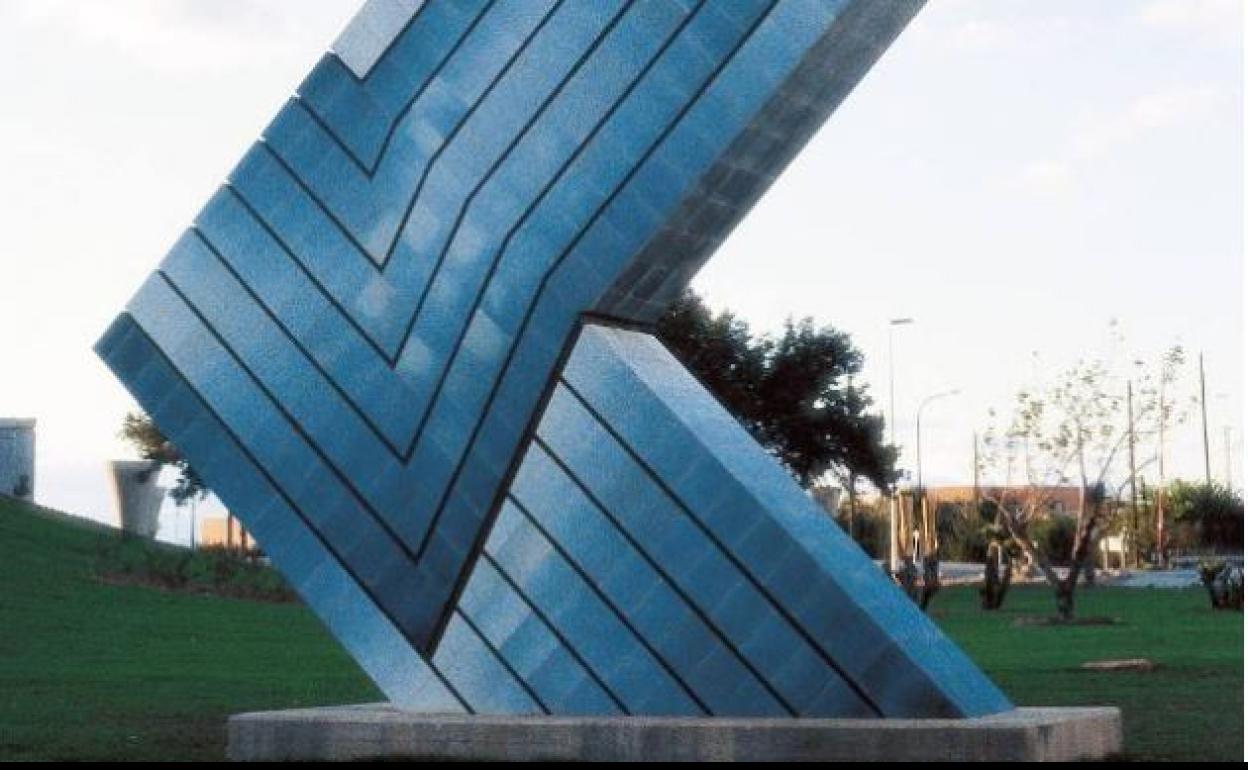 La obra del artista, Enric Mestre, en las inmediaciones del aeropuerto. 