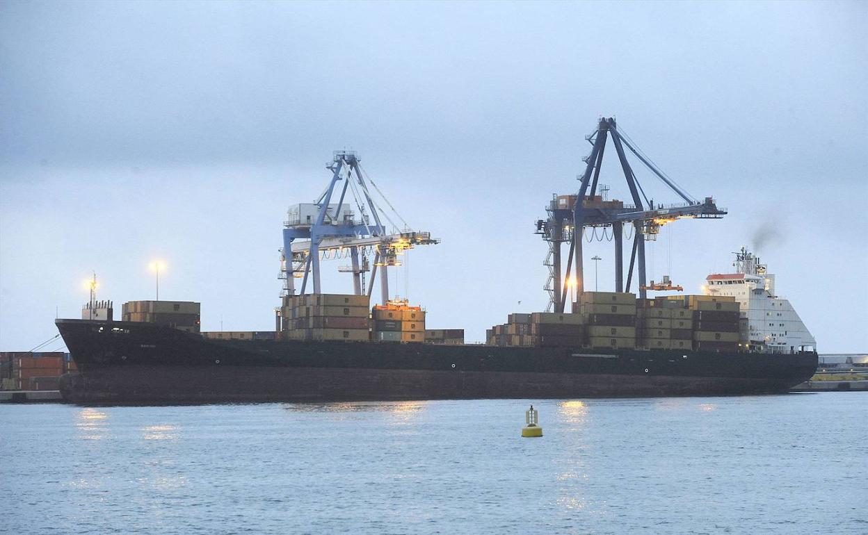 Un barco amarrado en el Puerto de Castellón. 