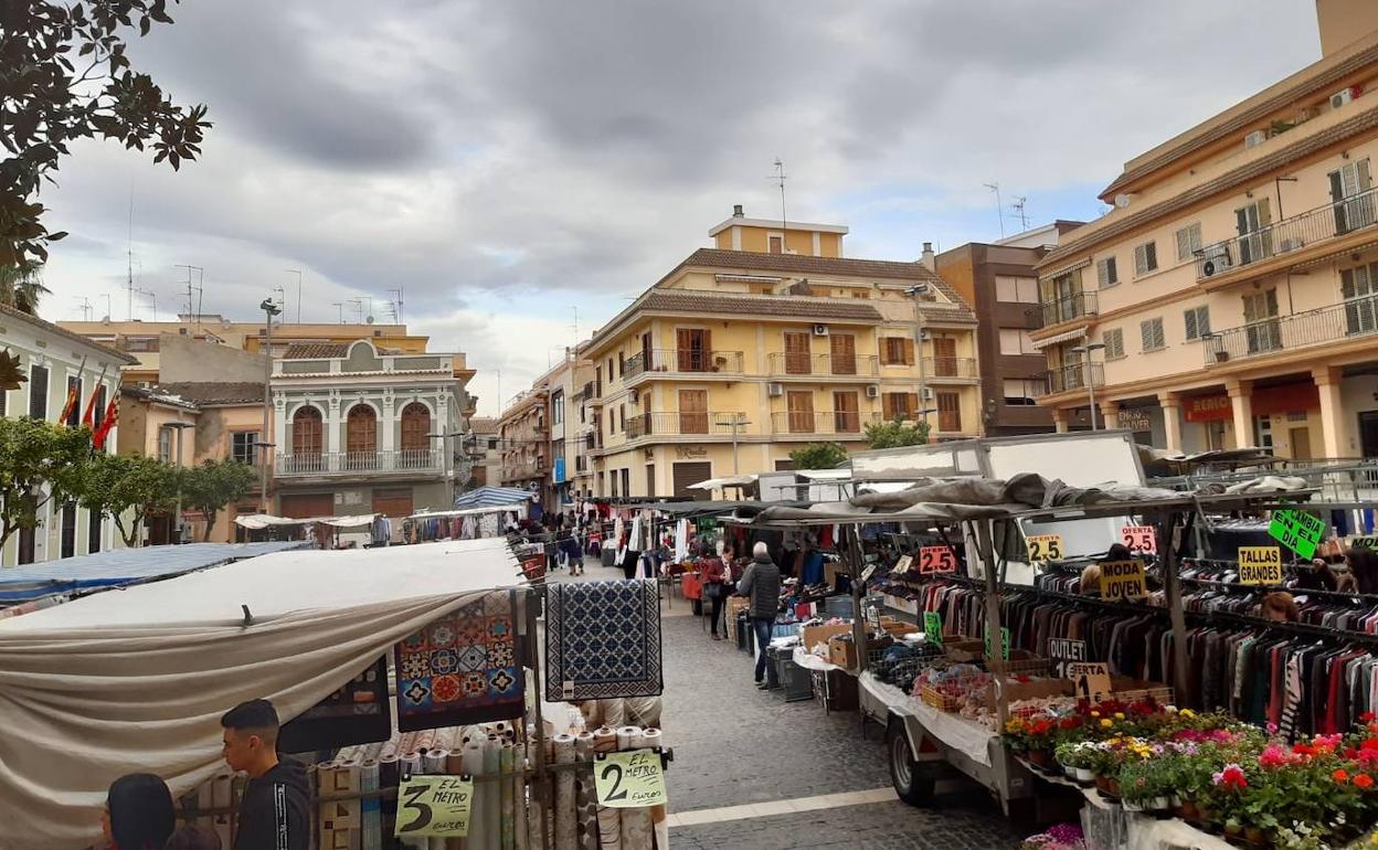 El mercado ambulante de Paterna vuelve a su ubicación en la plaza del Pueblo con un 75% de ocupación