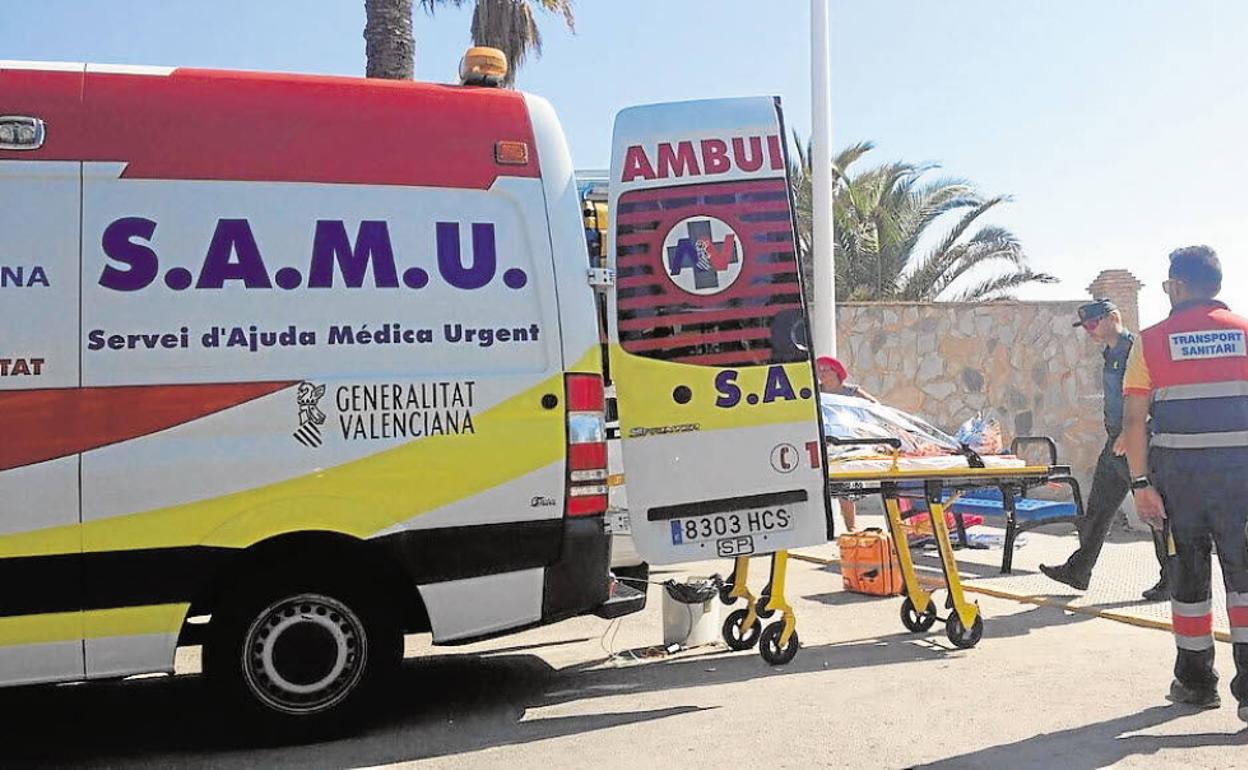 Un equipo del SAMU introducen el cuerpo sin vida del bañista en la ambulancia