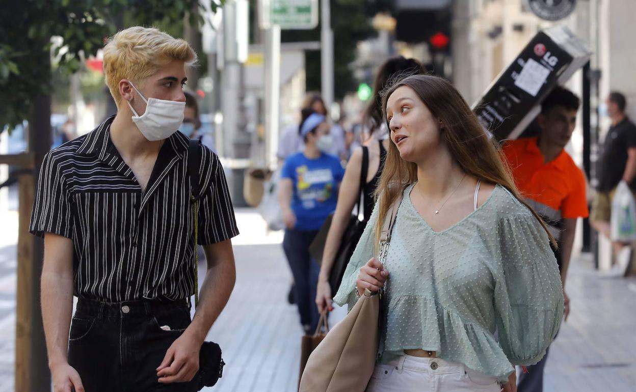 Transeuntes en el centro de Valencia. 