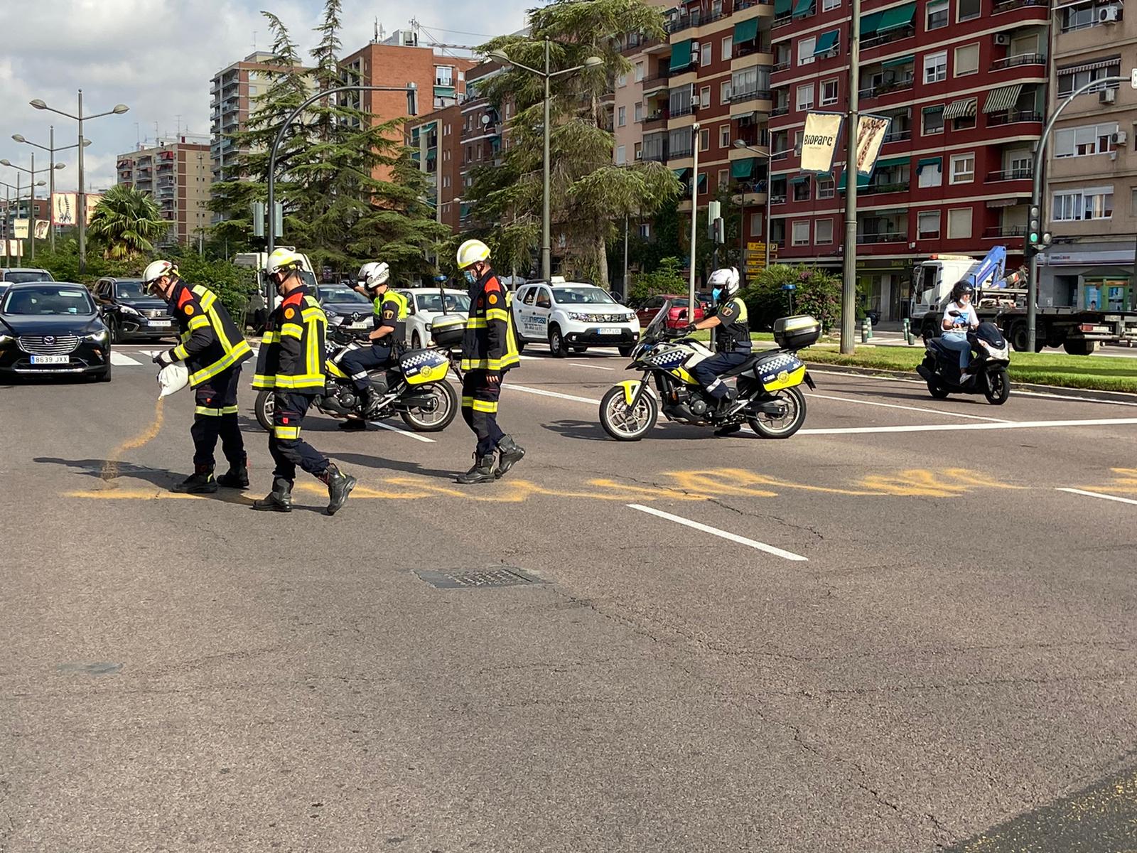 La Unidad de Seguridad Vial de la Policía Local de Valencia y los bomberos han intervenido tras una fuga de combustible en la Avenida del Cid. Los agentes han esparcido ocho sacos de arena sobre la calzada para evitar que se producieran accidentes de tráfico.