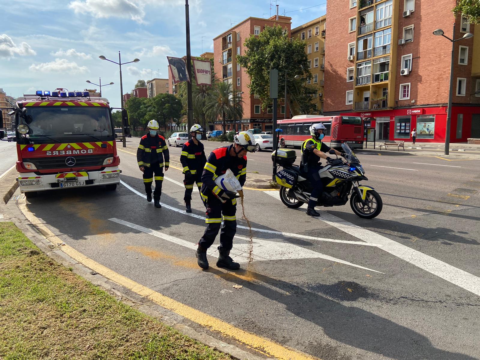 La Unidad de Seguridad Vial de la Policía Local de Valencia y los bomberos han intervenido tras una fuga de combustible en la Avenida del Cid. Los agentes han esparcido ocho sacos de arena sobre la calzada para evitar que se producieran accidentes de tráfico.