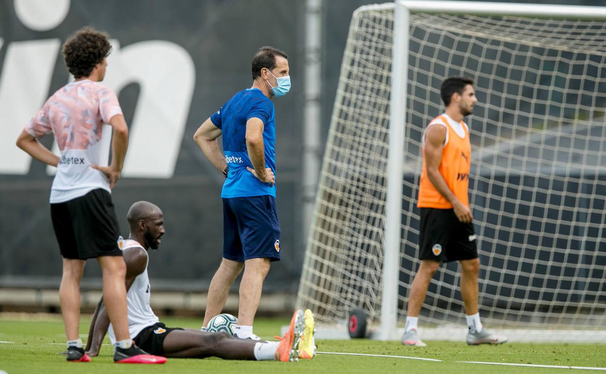 Voro observa a sus jugadores durante un entrenamiento en Paterna. 