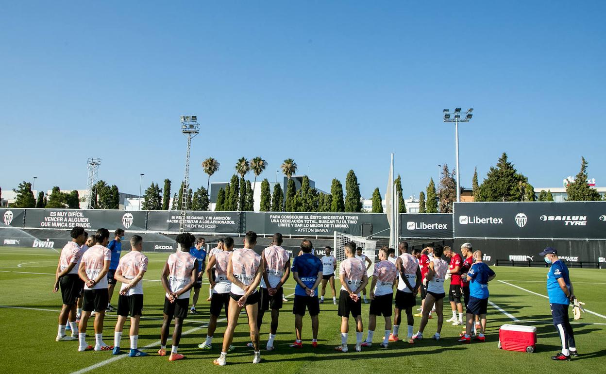 Voro realiza ayer su última charla en el entrenamiento previo a un partido. 