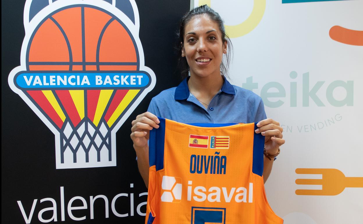 Cristina Ouviña posa con la camiseta del Valencia Basket el día de su presentación en Teika. 