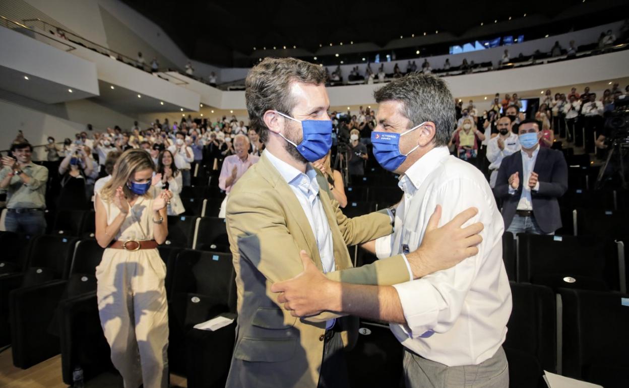 Pablo Casado felicita a Carlos Mazón en el acto que ha tenido lugar este sábado en el ADDA. 