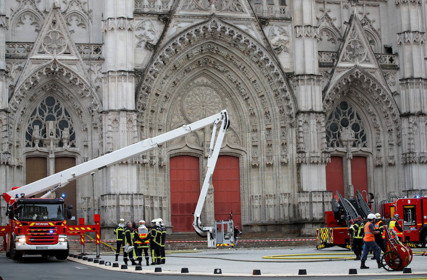 Un año después de que Notre Dame de París fuera parcialmente destrozada por las llamas, un incendio, que parece intencionado, ha causado mportantes daños en la catedral gótica del siglo XVI de Nantes, al oeste de Francia. Se ha abierto una investigación ya que se han observado «tres puntos de fuego distintos». Los daños se concentran en el gran órgano, que parece totalmente destruido, según los bomberos. 