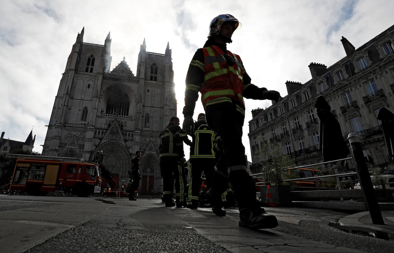 Un año después de que Notre Dame de París fuera parcialmente destrozada por las llamas, un incendio, que parece intencionado, ha causado mportantes daños en la catedral gótica del siglo XVI de Nantes, al oeste de Francia. Se ha abierto una investigación ya que se han observado «tres puntos de fuego distintos». Los daños se concentran en el gran órgano, que parece totalmente destruido, según los bomberos. 