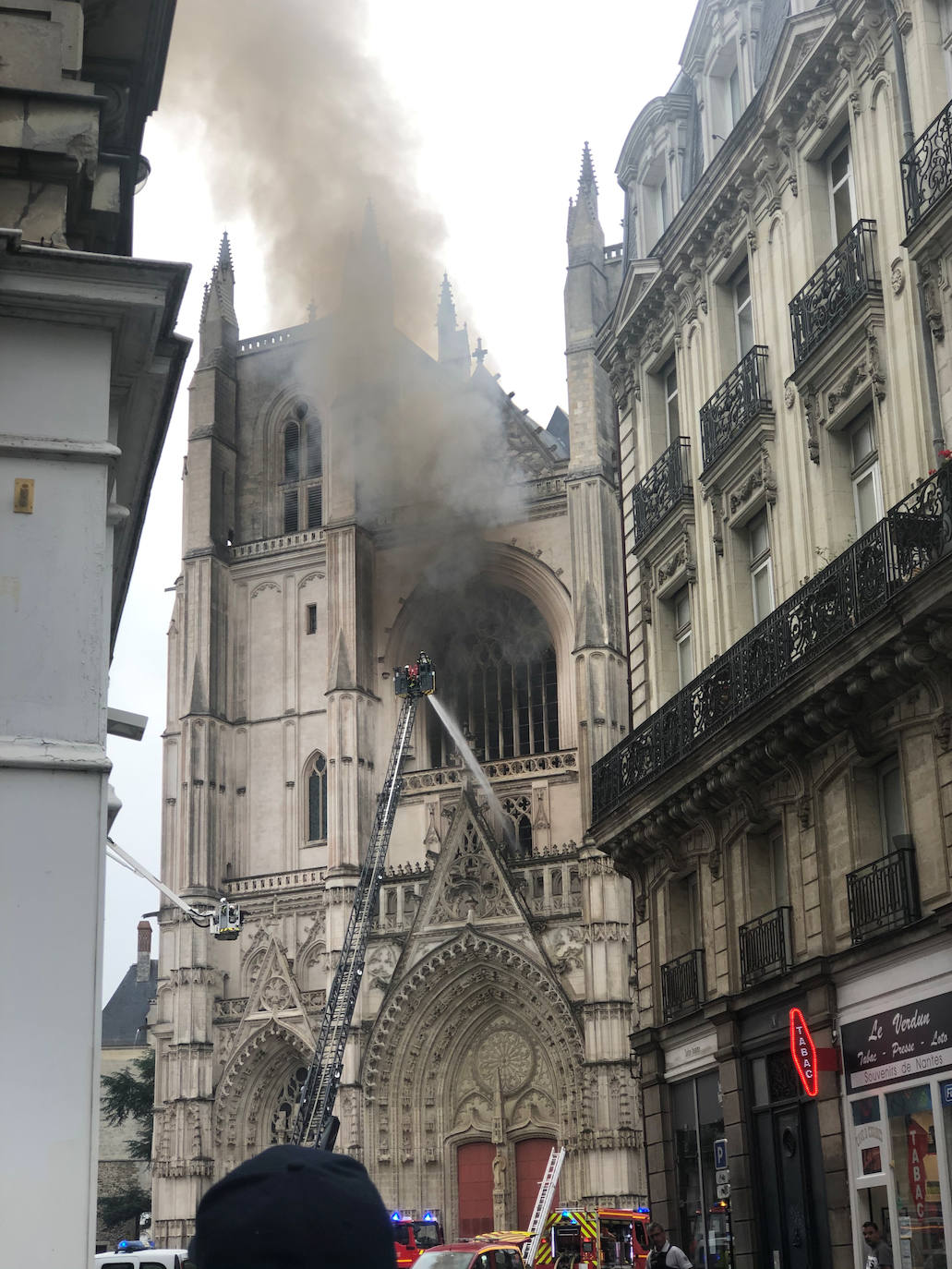 Un año después de que Notre Dame de París fuera parcialmente destrozada por las llamas, un incendio, que parece intencionado, ha causado mportantes daños en la catedral gótica del siglo XVI de Nantes, al oeste de Francia. Se ha abierto una investigación ya que se han observado «tres puntos de fuego distintos». Los daños se concentran en el gran órgano, que parece totalmente destruido, según los bomberos. 