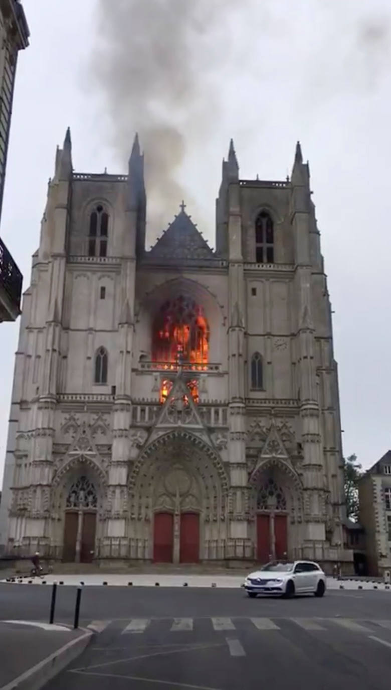 Un año después de que Notre Dame de París fuera parcialmente destrozada por las llamas, un incendio, que parece intencionado, ha causado mportantes daños en la catedral gótica del siglo XVI de Nantes, al oeste de Francia. Se ha abierto una investigación ya que se han observado «tres puntos de fuego distintos». Los daños se concentran en el gran órgano, que parece totalmente destruido, según los bomberos. 