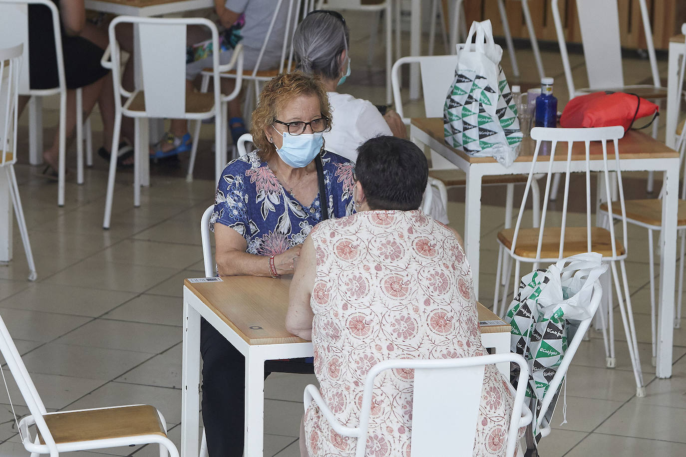 Ciudadanos Toman algo en una terraza en Nuevo Centrol, Valencia. 