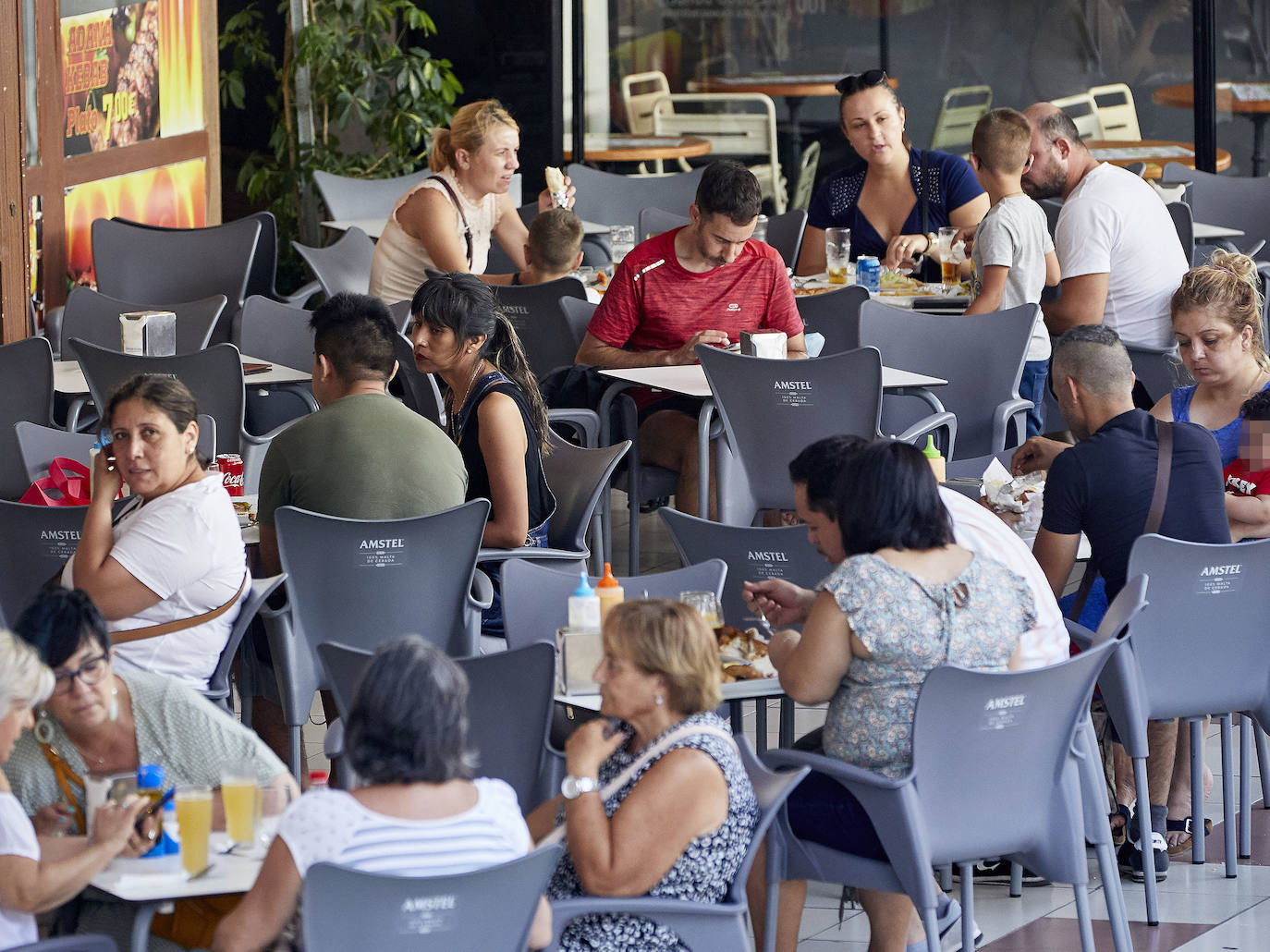 Ciudadanos Toman algo en una terraza en Nuevo Centrol, Valencia. 