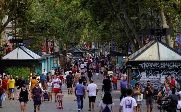 Ambiente en Las Ramblas de Barcelona, este sábado, pese a la recomendación de confinamiento. 