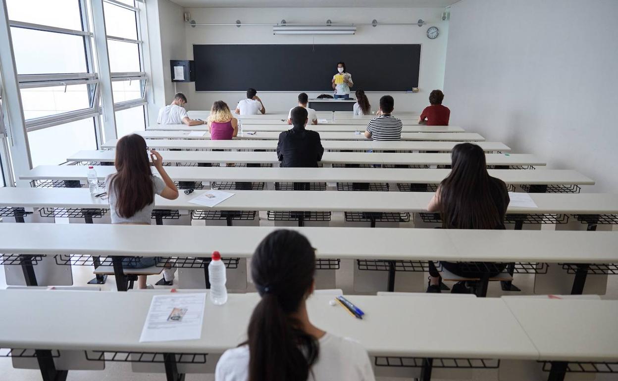 Alumnos durante el examen de Selectividad.