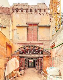 Imagen secundaria 2 - Imagen del vestíbulo del Palacio de Valeriola en la que se aprecia el forjado en el arco. | Una de las salas del palacete de la calle del Mar en la que se observan los elementos para el apuntalamiento.| Una de las fachadas interiores, recayente al patio, en la que también se observa que se ha colocado el forjado.