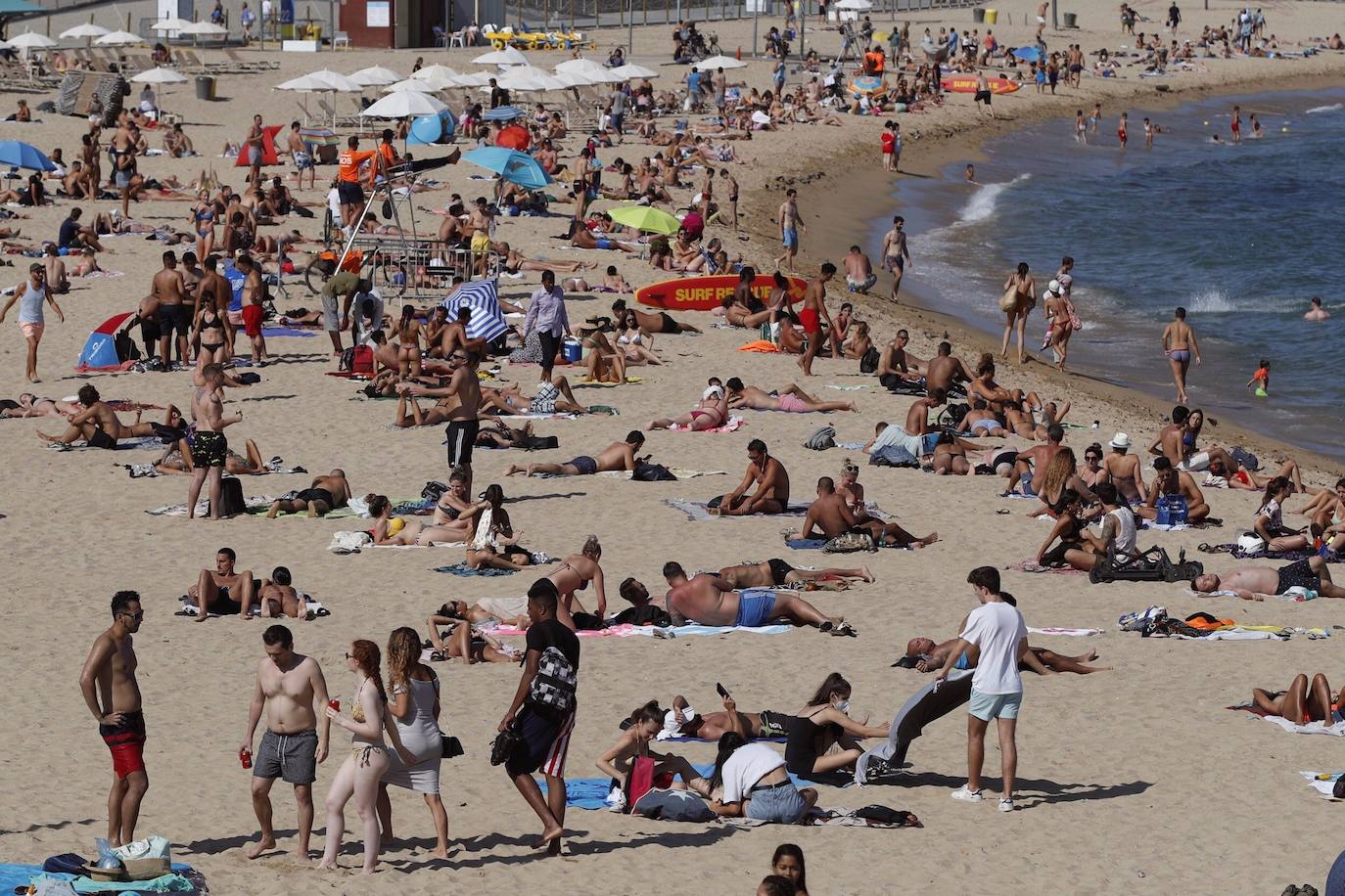 La directora de Protección Civil de Cataluña, Isabel Ferrer, ha pedido autorresponsabilidad a los ciudadanos para frenar la pandemia porque, ha asegurado, «hay imágenes que asustan», en relación a la gran afluencia de gente en las playas sin mascarillas y sin guardar la distancia de seguridad. 