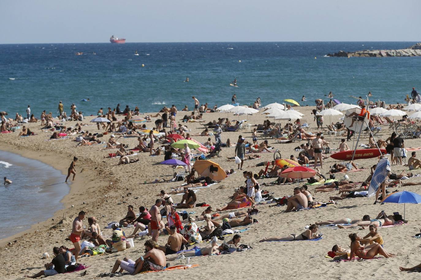 La directora de Protección Civil de Cataluña, Isabel Ferrer, ha pedido autorresponsabilidad a los ciudadanos para frenar la pandemia porque, ha asegurado, «hay imágenes que asustan», en relación a la gran afluencia de gente en las playas sin mascarillas y sin guardar la distancia de seguridad. 