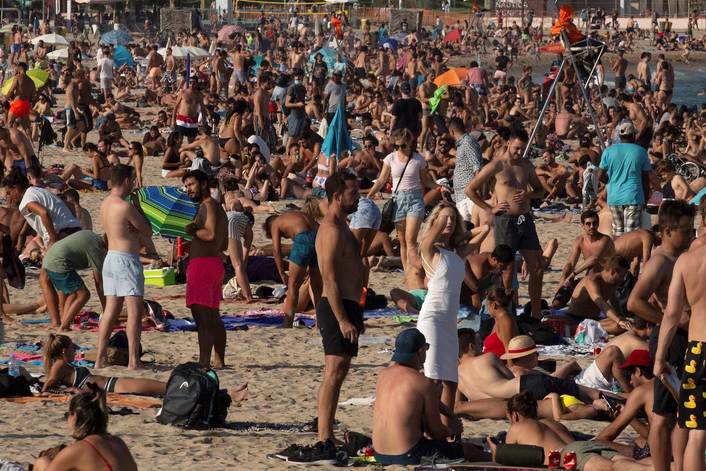 La directora de Protección Civil de Cataluña, Isabel Ferrer, ha pedido autorresponsabilidad a los ciudadanos para frenar la pandemia porque, ha asegurado, «hay imágenes que asustan», en relación a la gran afluencia de gente en las playas sin mascarillas y sin guardar la distancia de seguridad. 