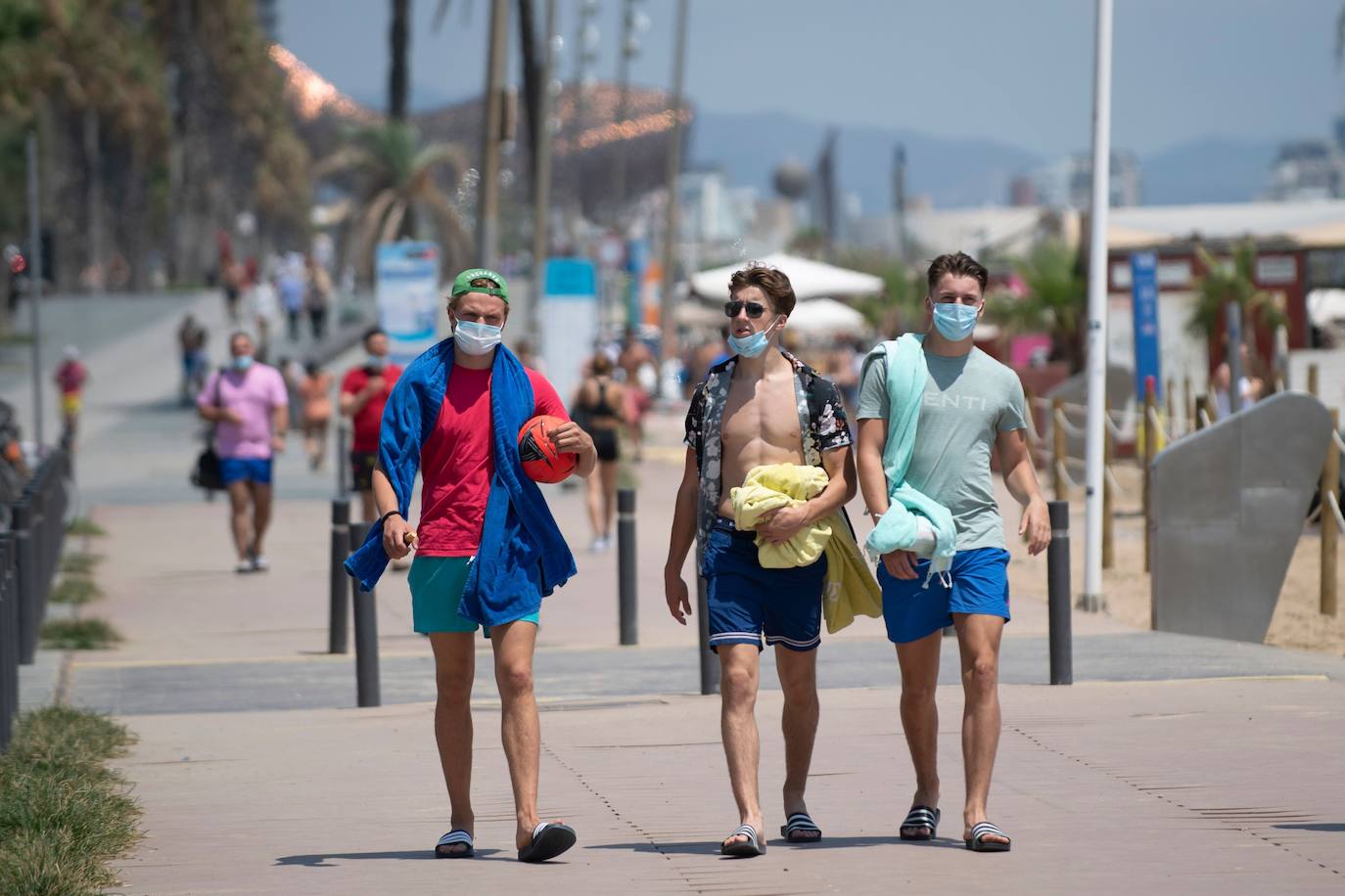 La directora de Protección Civil de Cataluña, Isabel Ferrer, ha pedido autorresponsabilidad a los ciudadanos para frenar la pandemia porque, ha asegurado, «hay imágenes que asustan», en relación a la gran afluencia de gente en las playas sin mascarillas y sin guardar la distancia de seguridad. 