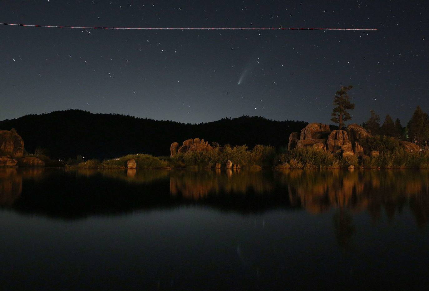 El cielo del hemisferio norte ofrece este verano un espectáculo poco habitual: el cometa 'Neowise' se puede observar a simple vista, un fenómeno que no se producía desde hace más de 20 años. Descubierto a finales de marzo por el satélite Neowise de la Nasa, el cometa comenzó a ser visible a simple vista el 3 de julio al alcanzar su perihelio, el punto de su órbita mas cercano al Sol, en este caso a 50 millones de kilómetros, explicó el lunes a la AFP Lucie Maquet, astrónoma del Observatorio de París-PSL.