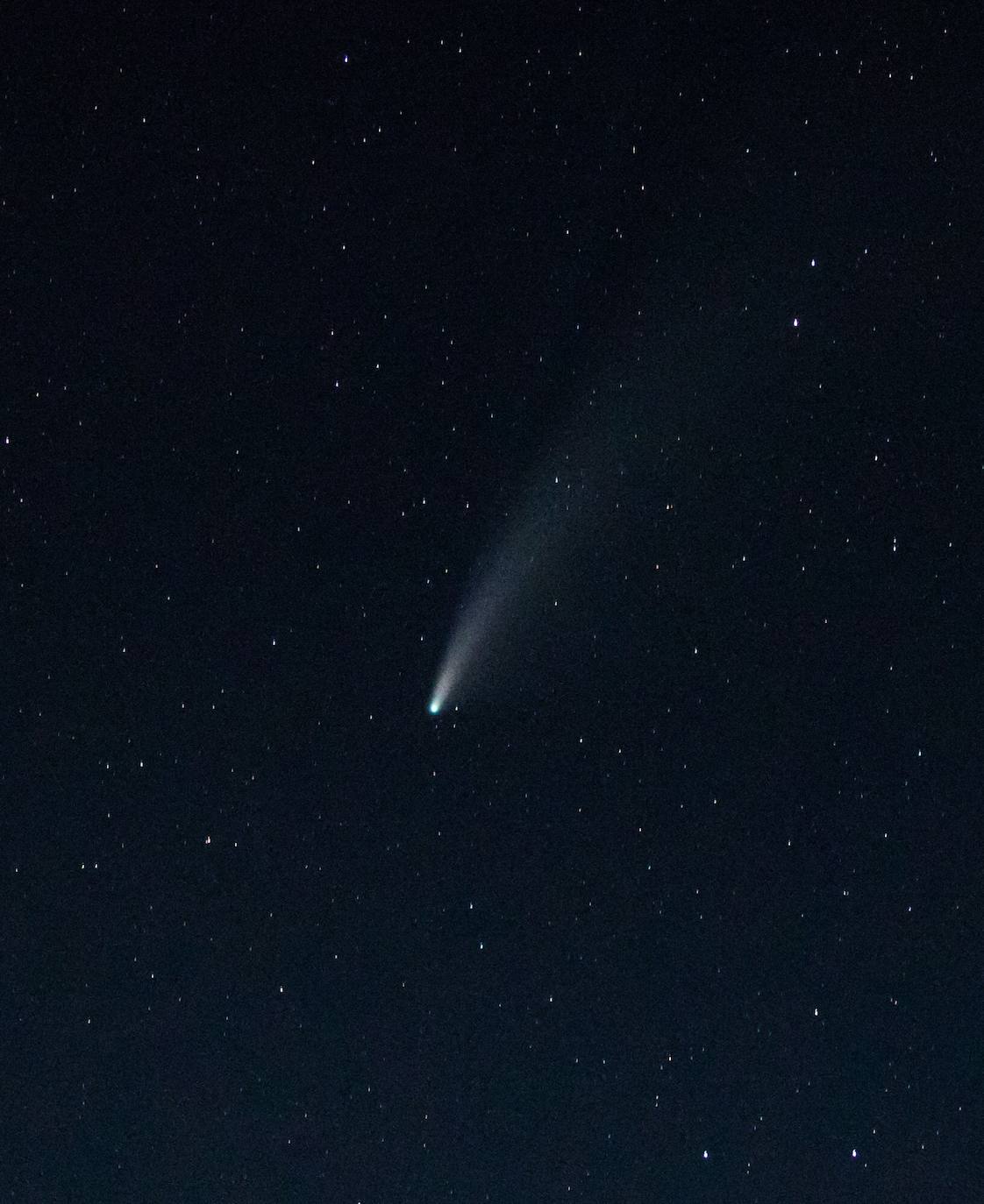 El cielo del hemisferio norte ofrece este verano un espectáculo poco habitual: el cometa 'Neowise' se puede observar a simple vista, un fenómeno que no se producía desde hace más de 20 años. Descubierto a finales de marzo por el satélite Neowise de la Nasa, el cometa comenzó a ser visible a simple vista el 3 de julio al alcanzar su perihelio, el punto de su órbita mas cercano al Sol, en este caso a 50 millones de kilómetros, explicó el lunes a la AFP Lucie Maquet, astrónoma del Observatorio de París-PSL.