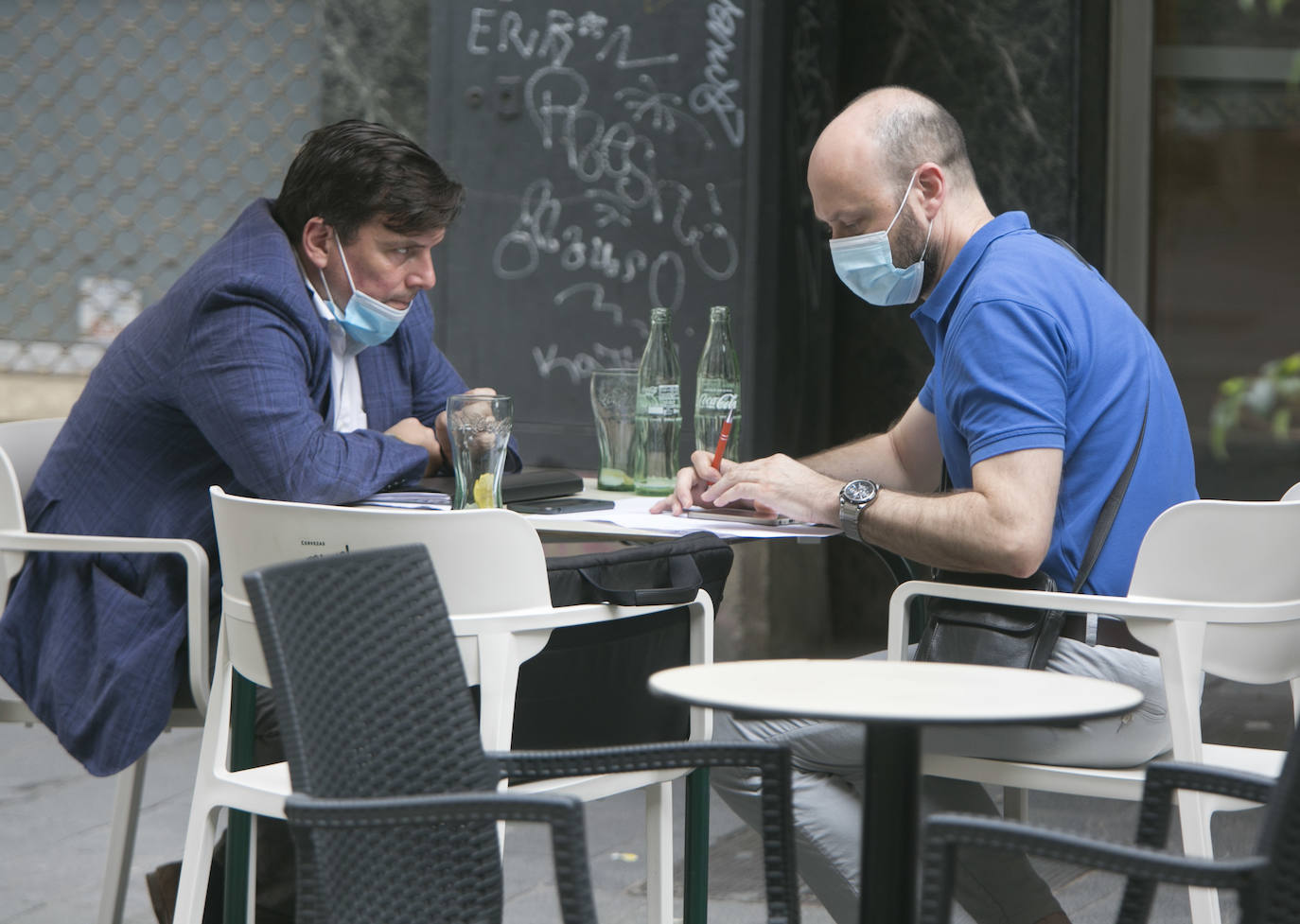 Algunas personas optan por ponerse la mascarilla entre sorbo y sorbo pese a que estén exentos de la obligación durante el consumo.