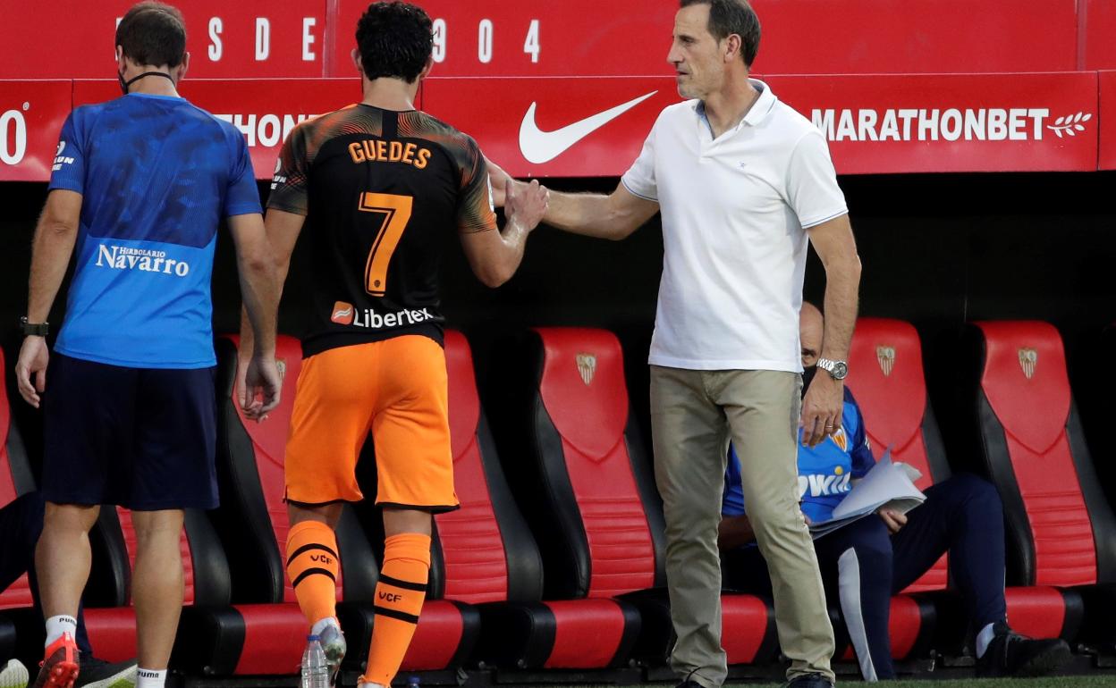 Guedes se retira lesionado del Sánchez Pizjuán. 