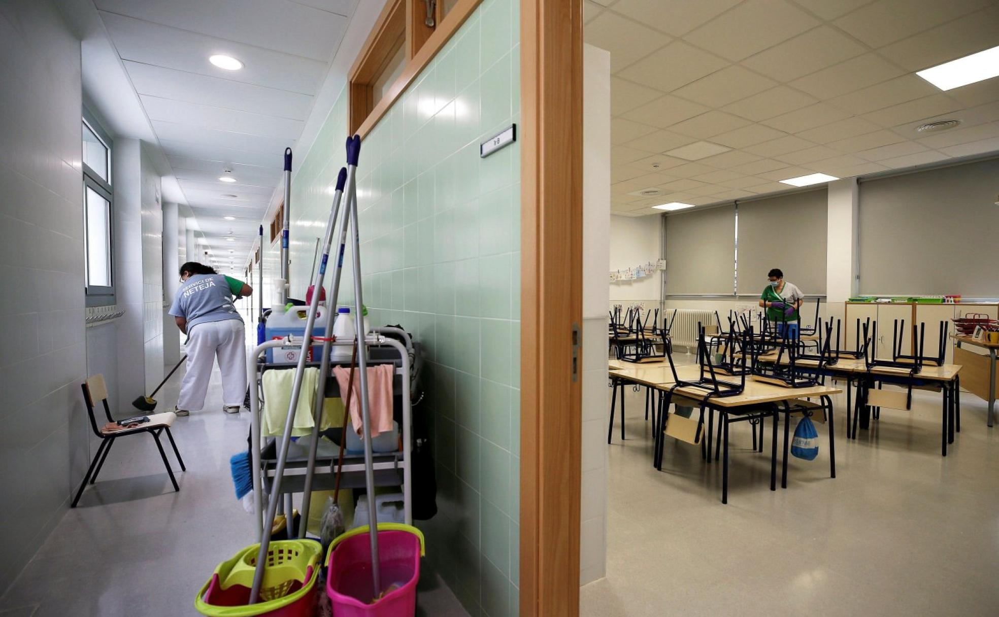 Desinfección. Educación y el Ayuntamiento de Valencia continúan con el proceso de preparación de los centros. manuel bruque