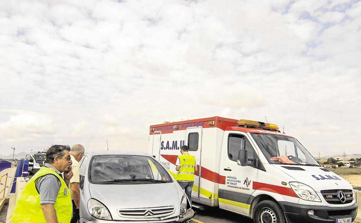 La ambulancia del SAMU llega al lugar de un accidente de tráfico. 