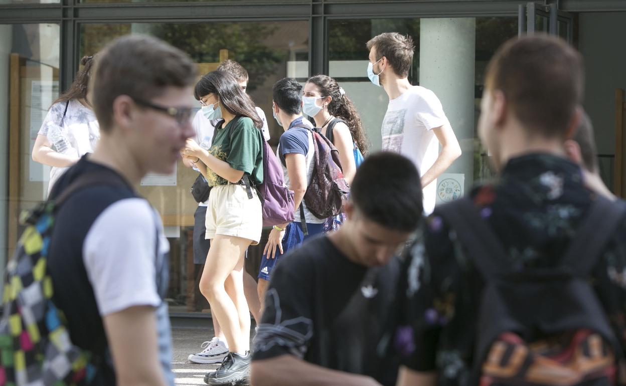 Alumnos a la puerta de un centro en la reciente Prueba de Acceso. 