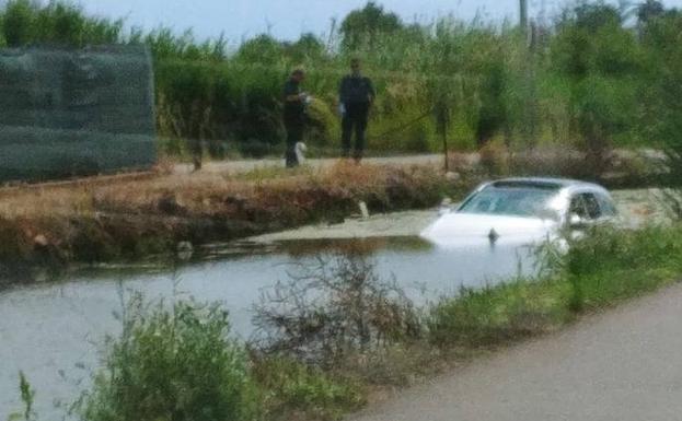 Un coche se hunde tras caer en una acequia en la playa de Corinto