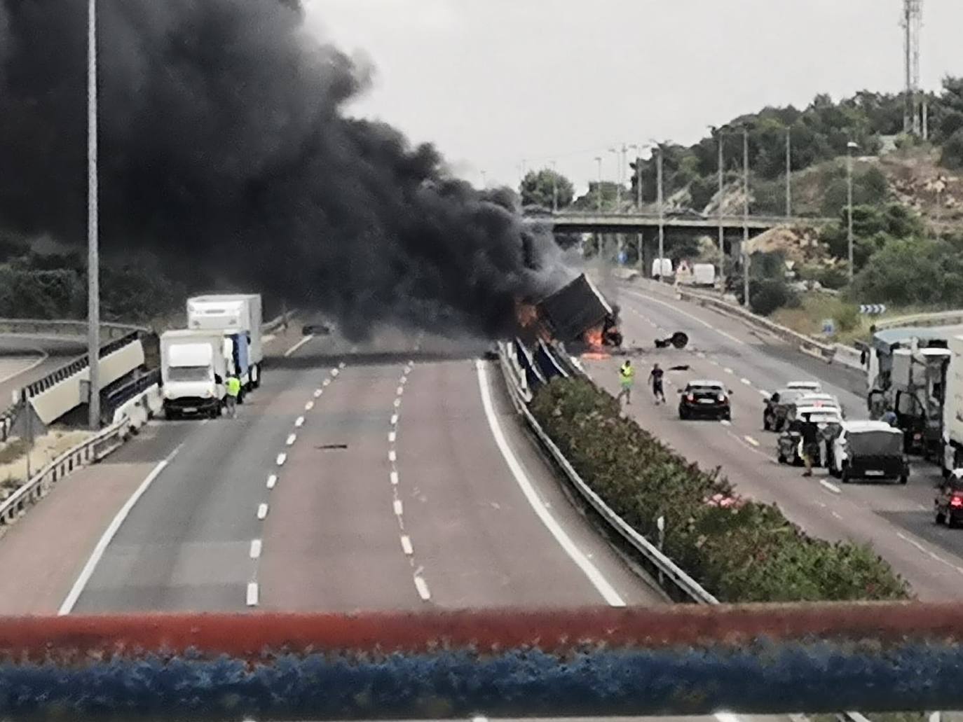 Fotos: Vuelco e incendio de un camión en el by-pass