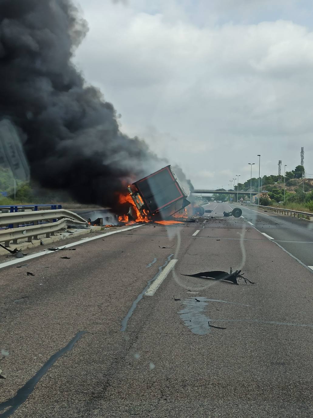 Fotos: Vuelco e incendio de un camión en el by-pass