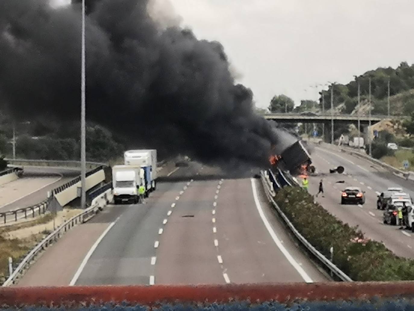 Fotos: Vuelco e incendio de un camión en el by-pass