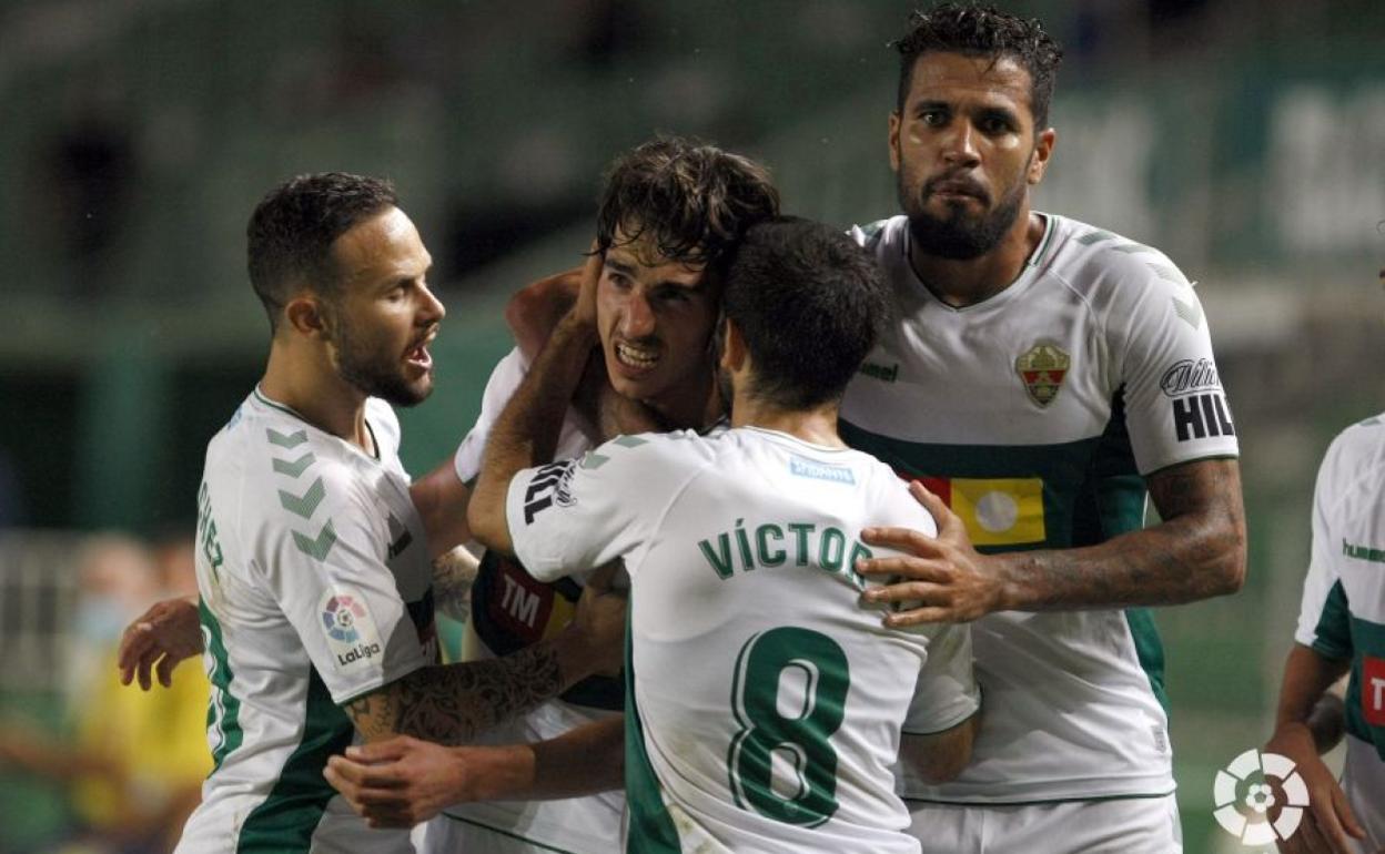 Los jugadores del Elche felicitan a Pere Milla tras anotar el gol de la victoria. 