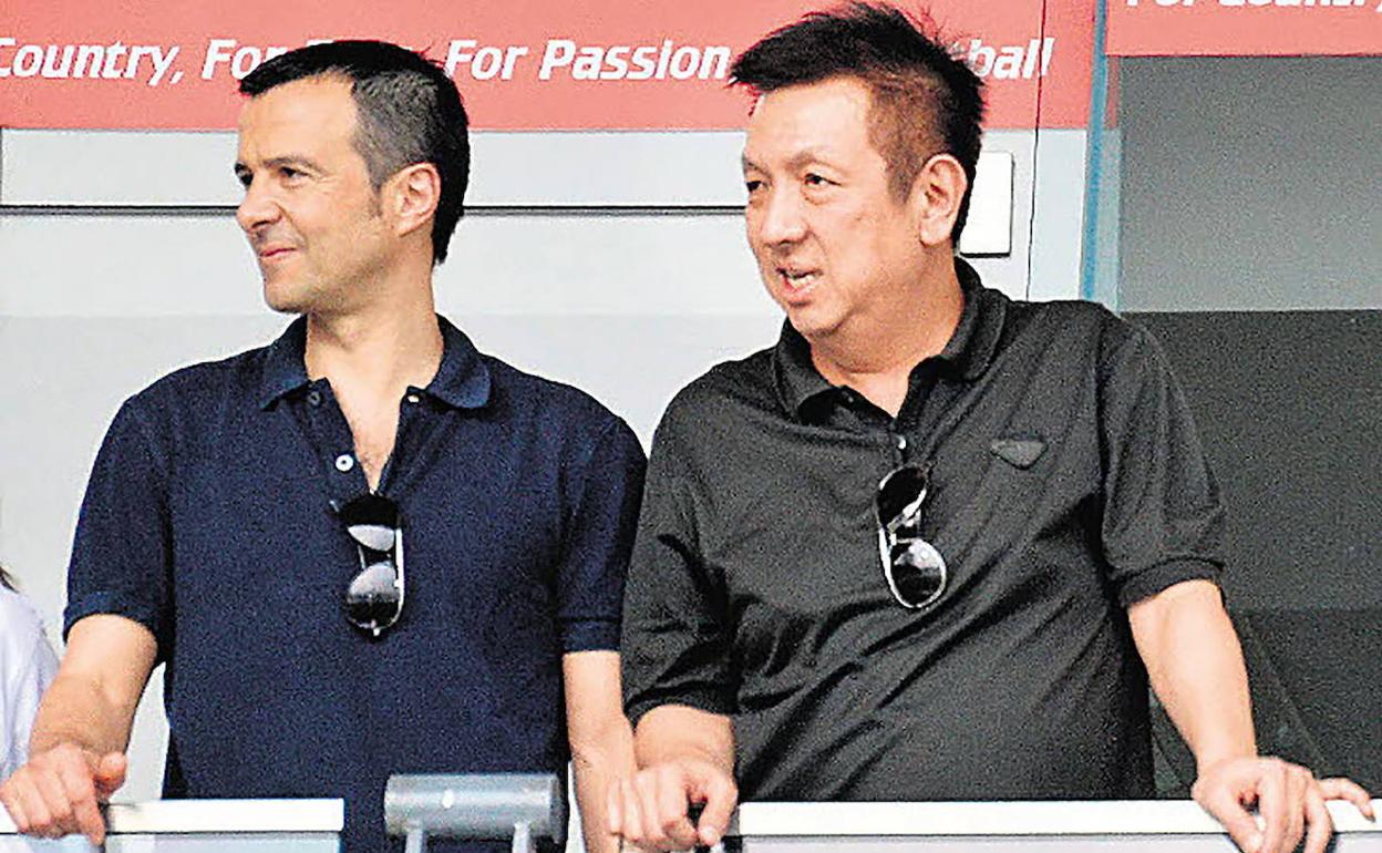 Jorge Mendes y Peter LIm, durante un Gran Premio de Singapur. 