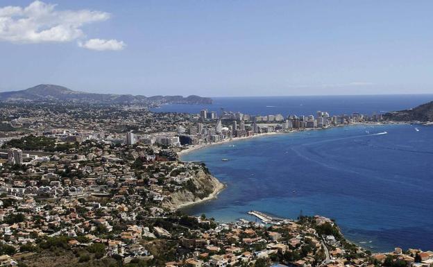 Fallece ahogada una mujer mientras se bañaba en la playa de Calp