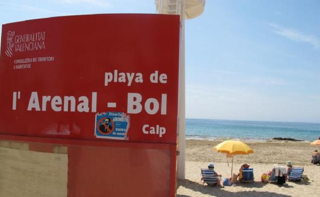 Fallece ahogada una mujer mientras se bañaba en la playa de Calp