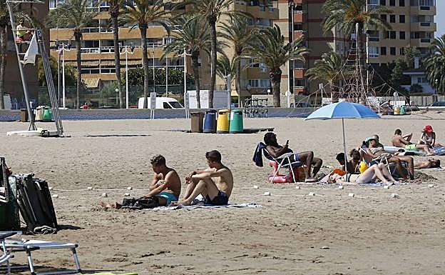 Rescatado un hombre con síntomas de ahogamiento en la playa de la Pobla de Farnals