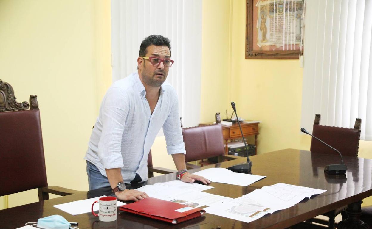 El alcalde socialista Ximo Coll durante su comparecencia.