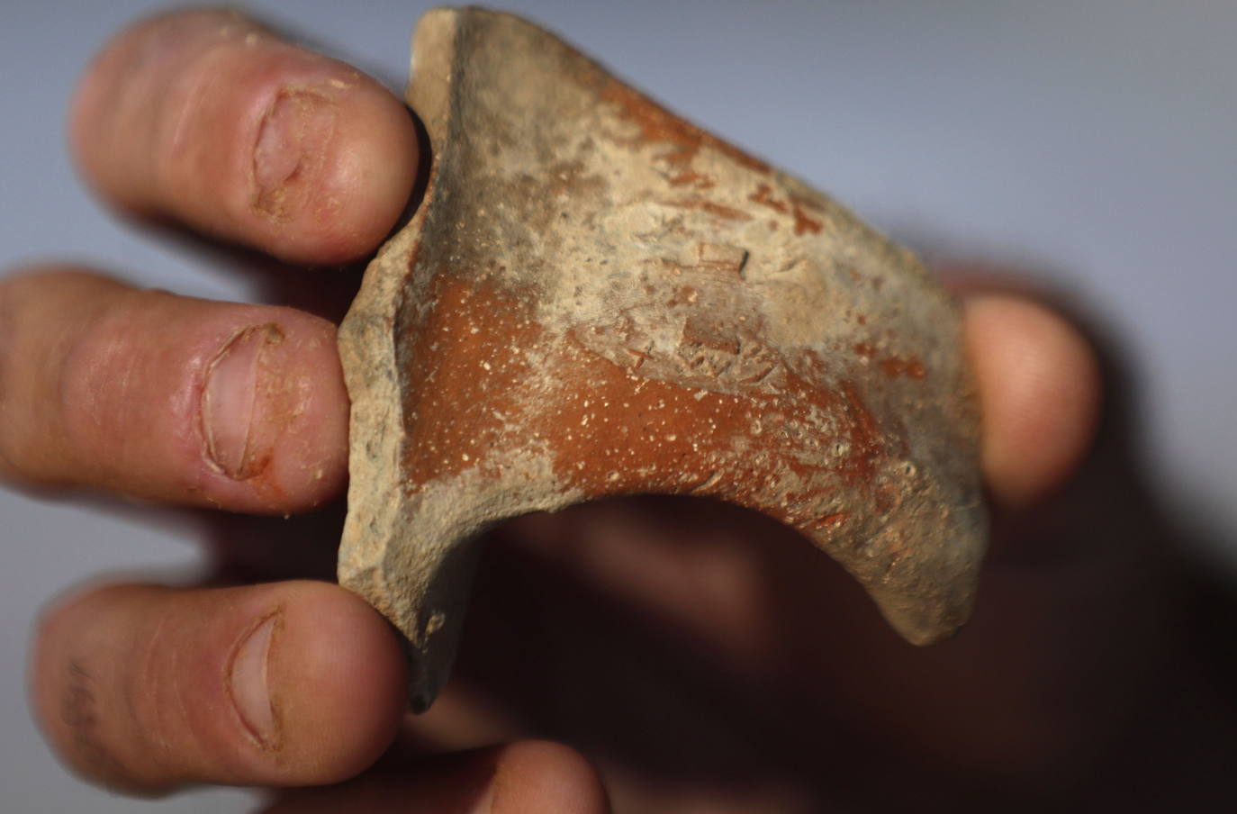 Arqueólogos israelíes han desenterrado un yacimiento en Jerusalén vinculado con el bíblico reino de Judá, un "importante" complejo administrativo y de almacenamiento datado hace 2.700 años, en el que se han encontrado asas de jarra con estampas en hebreo y figuras de arcilla de culto pagano.