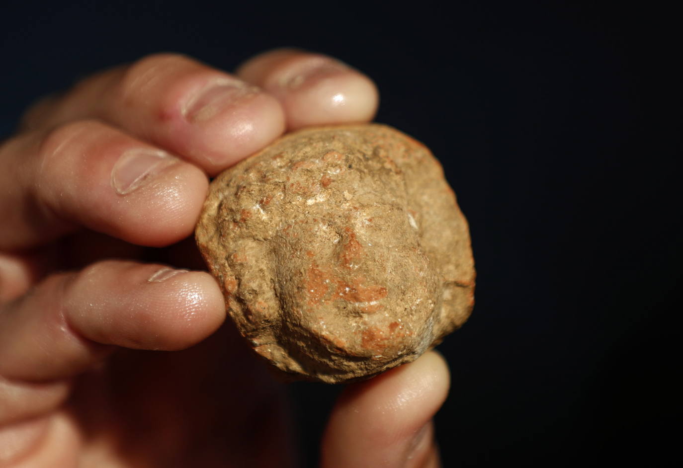 Arqueólogos israelíes han desenterrado un yacimiento en Jerusalén vinculado con el bíblico reino de Judá, un «importante» complejo administrativo y de almacenamiento datado hace 2.700 años, en el que se han encontrado asas de jarra con estampas en hebreo y figuras de arcilla de culto pagano.