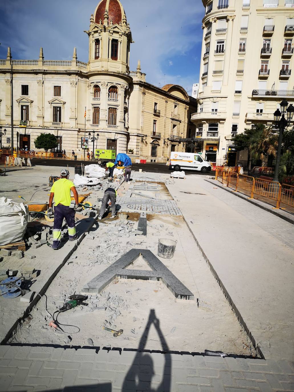 Avanzan las obras en la plaza del Ayuntamiento. El color rojo se apodera de buena parte del pavimento y el nombre de Valencia asoma ya en la zona adoquinada. 