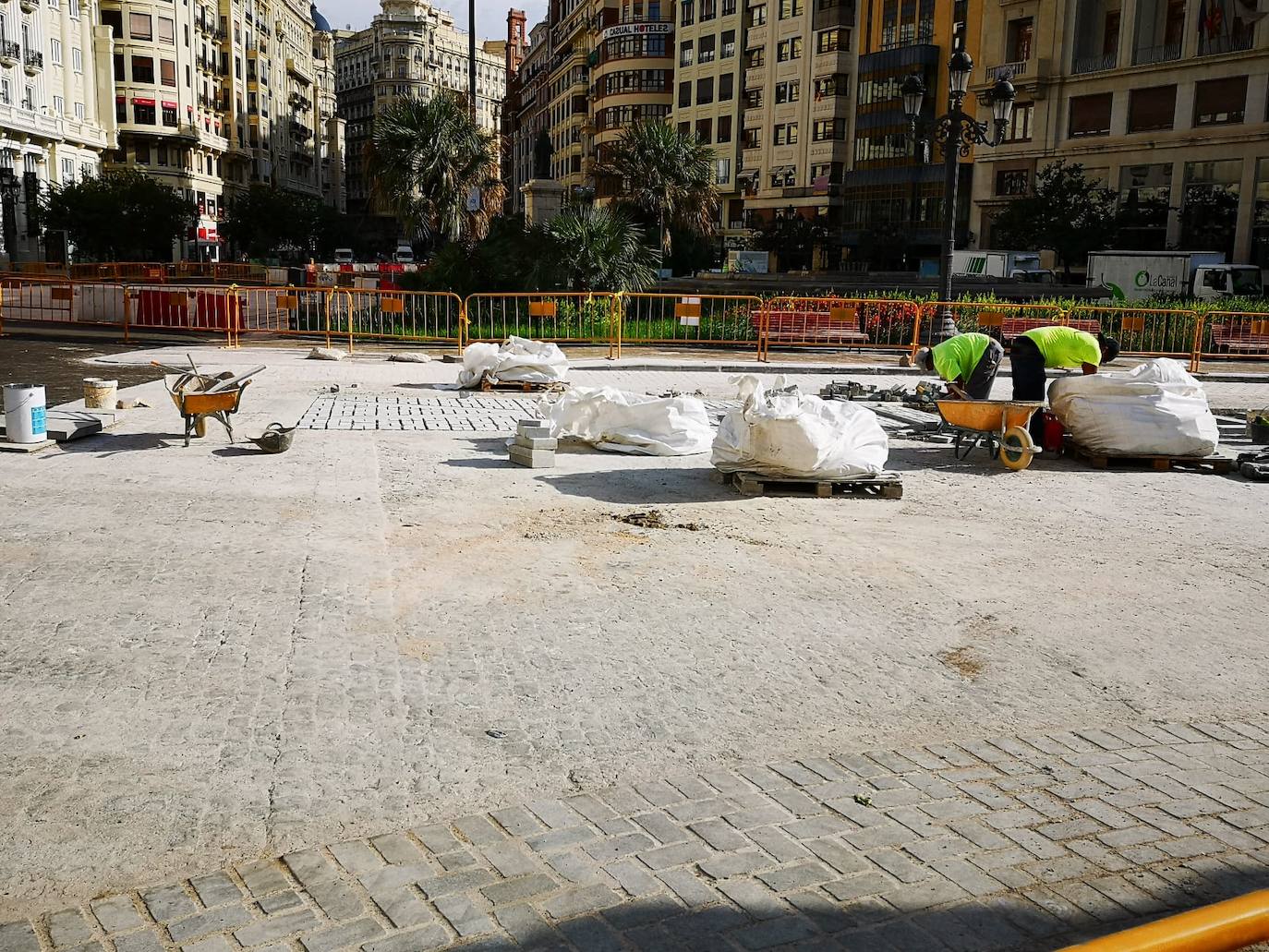 Avanzan las obras en la plaza del Ayuntamiento. El color rojo se apodera de buena parte del pavimento y el nombre de Valencia asoma ya en la zona adoquinada. 