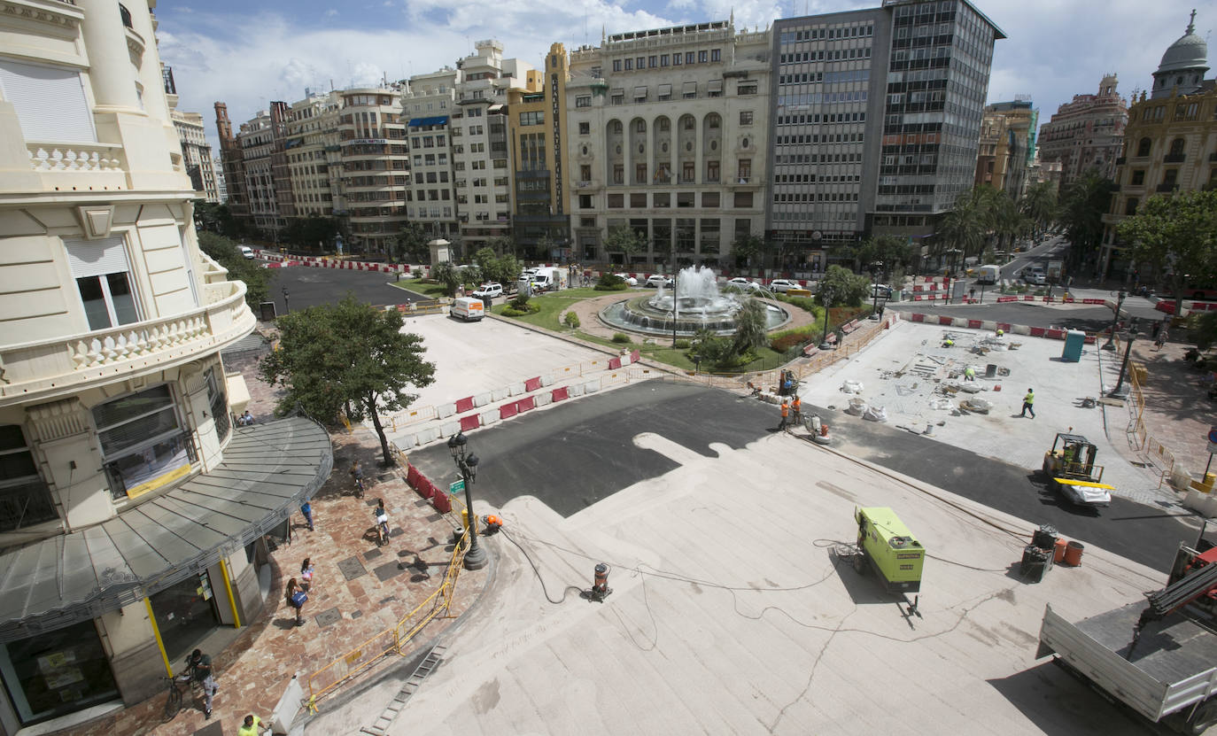 Avanzan las obras en la plaza del Ayuntamiento. El color rojo se apodera de buena parte del pavimento y el nombre de Valencia asoma ya en la zona adoquinada. 