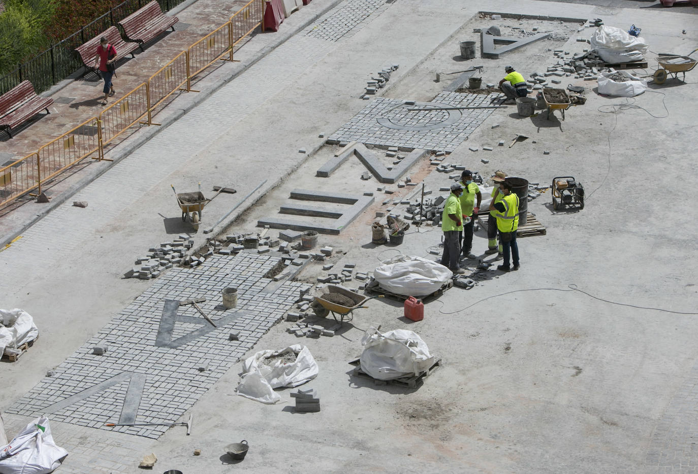 Avanzan las obras en la plaza del Ayuntamiento. El color rojo se apodera de buena parte del pavimento y el nombre de Valencia asoma ya en la zona adoquinada. 